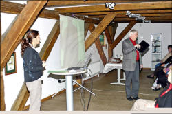 1. Mrz 2008, Schuldirektor Gerhard Lau stellt den Gsten Carmen Rottmann (Museologin des Heimatmuseums Warnemnde) vor.