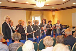 05.09.2015, Die Gruppe Sing man tau begrt den Lehrer und die Schler.